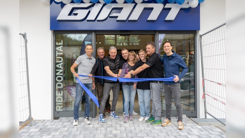 Symbolische Eröffnung von Giant Deutschland Geschäftsführer Oliver Hensche (3. von links) des Giant Stores Donautal. 