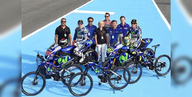 Susanne und Felix Puello im Kreise der Yamaha MotoGP-Teams