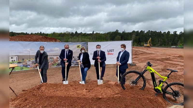 Am 10. Mai 2021 erfolgte der Spatenstich für den Neubau der Kettler Alu-Rad GmbH in St. Ingbert durch Herrn Dr. Ulli Meyer (Oberbuergermeister der Stadt St. Ingbert), Herrn Egbert Hageböck (Geschaeftsfuehrer KETTLER Alu-Rad GmbH), Frau Anke Rehlinger (Ministerin für Wirtschaft, Arbeit, Energie und Verkehr im Saarland), Herrn Georg Honkomp (Geschaeftsfuehrer KETTLER Alu-Rad GmbH) sowie Herrn Jörg Schröder (Geschaeftsfuehrer S.N.E.L.)