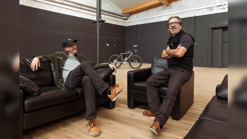 Foto: Mark Keppler -    Olaf Ebeling und Nils Talaga freuen sich auf ihre Kunden bei Edelhelfer in Krefeld 