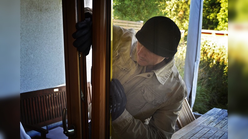 Über ein aufgebrochenes Fenster verschafften sich die Täter Zutritt.