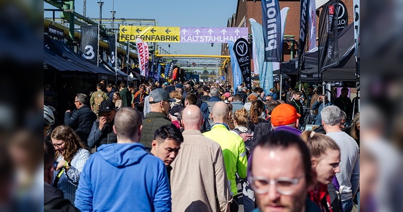 Foto: Cycling World Europe - Menschenmengen vor den Hallen und in den Hallen an allen Tagen. 