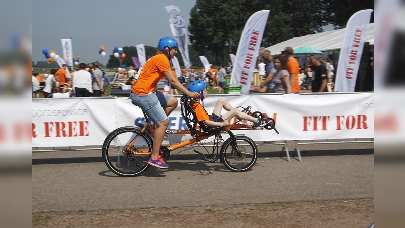 Barbara de Loor steuert ein Pino-Tandem beim Spierathlon.