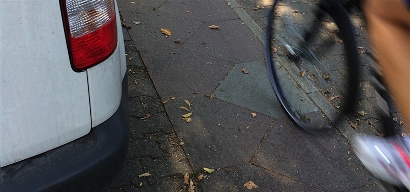 Schmale und holperige Radwege sind in deutschen Städten keine Seltenheit.