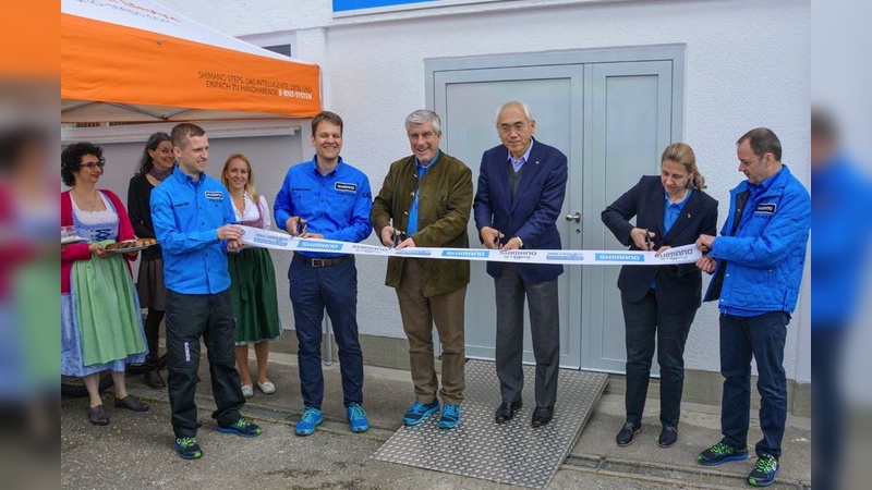 Symbolisch wird das Band zur Eröffnung des E-Mobility Zentrums durchschnitten: Symbolisch wird das Band zur Eröffnung des E-Mobility Zentrums durchschnitten:
