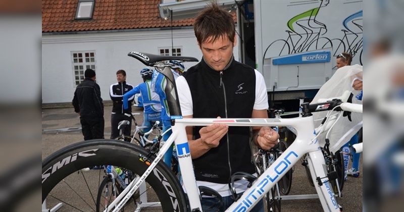 Alexander Steurer, SIMPLON Verantwortlicher Material Profisport, beim Vorbereiten des NEXIO für den Renneinsatz beim Giro d’Italia in Dänemark