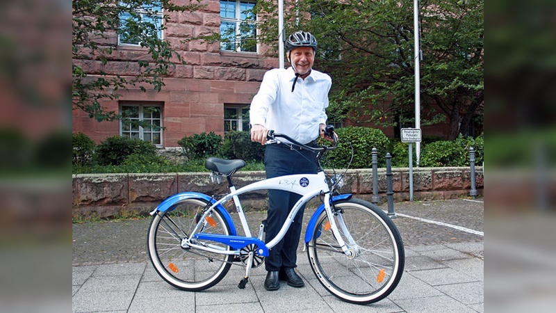 Dieter Posch - Hessischer Minister für Wirtschaft, Verkehr und Landesentwicklung auf einem "Pro Fahrrad" Fahrrad, im Rahmen des Hessentag 2011 in Oberursel.