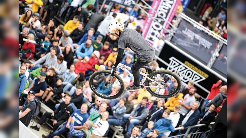 Sie fliegen wieder: Mit der Rückkehr zu einem Publikumstag kehrten auch Events wie der Dirt Jump Contest auf die Eurobike zurück.