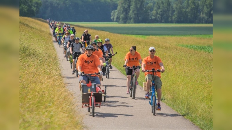 Ein buntes Bild gaben die i:SY-Fahrer am Rhein ab.