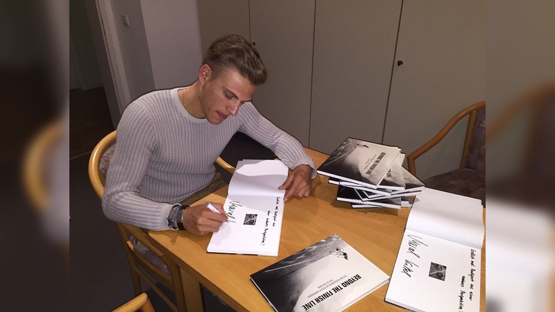 Marcel Kittel bei der Signatur des Buches