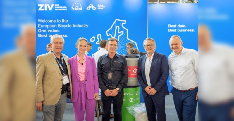 Foto: ZIV - v. l.: Bernhard Lange (ZIV-Präsidium), Dr.-Ing. Julia Hobohm (Geschäftsführerin GRS), Volker Thiemann (ZIV-Präsidium) und Burkhard Stork (ZIV-Geschäftsführer). Foto: ZIV - v. l.: Bernhard Lange (ZIV-Präsidium), Dr.-Ing. Julia Hobohm (Geschäftsführerin GRS), Volker Thiemann (ZIV-Präsidium) und Burkhard Stork (ZIV-Geschäftsführer).