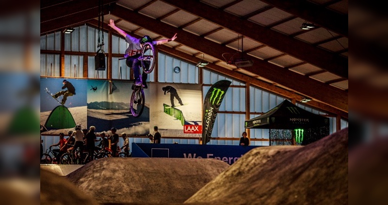 Große Sprünge im Indoor Bikepark