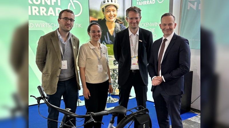 V.l.n.r.: Stephan Garabet (CFO Bikeleasing-Service), Elena Laidler-Zettelmeyer (Leitung strategische Kooperationen Zukunft Fahrrad), Wasilis von Rauch (CEO Zukunft Fahrrad), Volker Wissing (Bundesminister für Digitales und Verkehr).