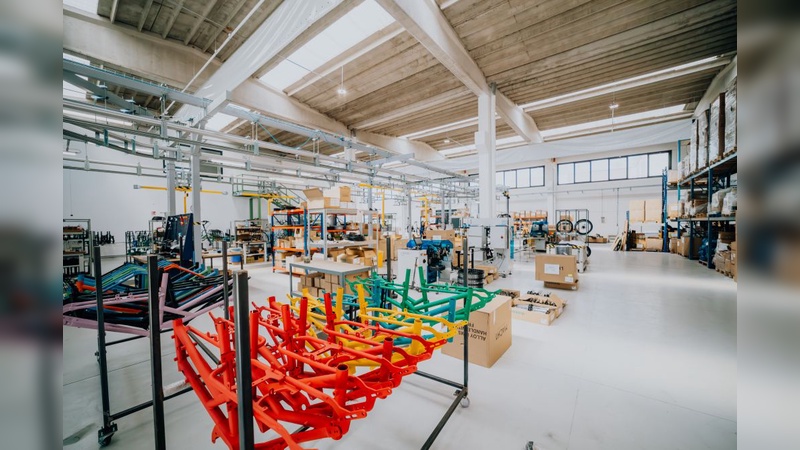 Foto: Velo-ce - in der modernen Fabrik in der Nähe von Mailand rollen künftig auch die Bikes von Van Nicholas vom Band. 