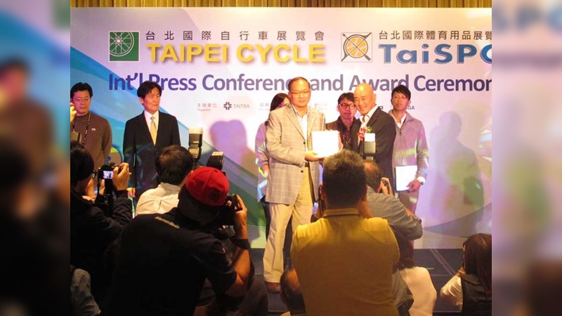 Giant-Chef Tony Lo überreicht eine der Auszeichungen bei den  d&i Awards 2014