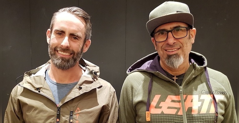 CEO Sean MacDonald (links) mit Neuzugang ... CEO Sean MacDonald (links) mit Neuzugang ...