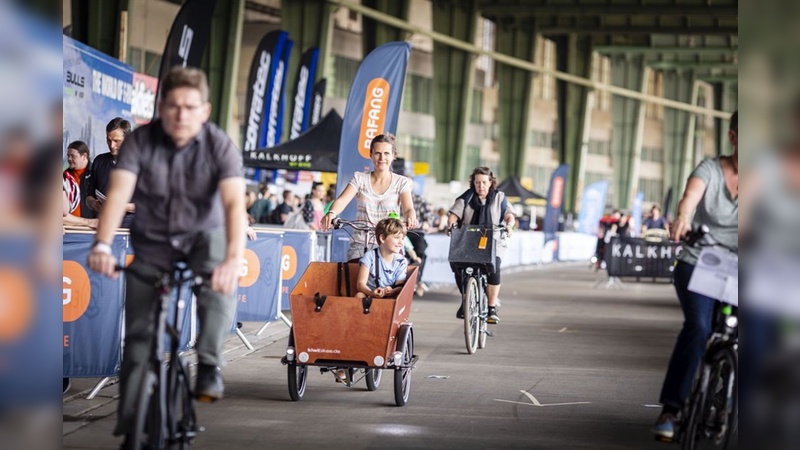 Testen auf dem früheren Flughafen Tempelhof während der VELOBerlin.