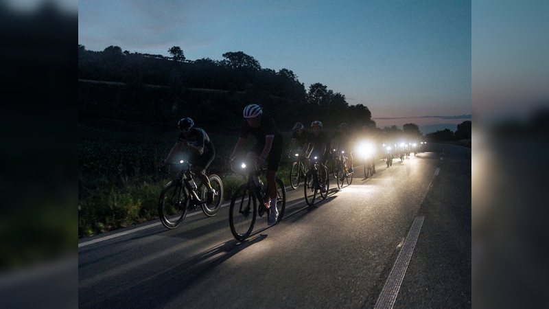 Foto: Supernova - Als Lichterkette zur Eurobike - Supernova gemeinsam mit weiteren Mitfahrerinnen und Mitfahrern aus der Branche. Foto: Supernova - Als Lichterkette zur Eurobike - Supernova gemeinsam mit weiteren Mitfahrerinnen und Mitfahrern aus der Branche.