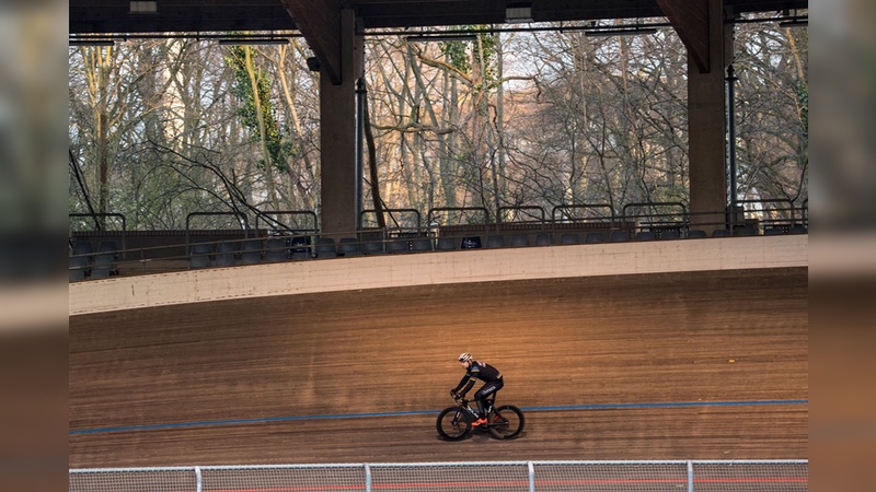 Ort für Kraft und Können: Auf der steilen Holzbahn im Kölner Westen erlebt man puristischen Radsport.