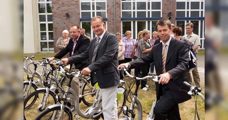 WEMAG-Vorstand Caspar Baumgart, Landrat Heiko Kärger, Amtsleiter Axel Müller (v.r.) bei der feierlichen Übergabe der Pedelecs in Waren Müritz.