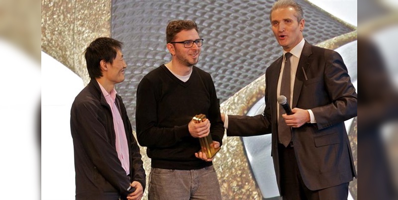 Kim Tofaute (links) und Dirk Stölting nehmen den Preis in Hannover entgegen.