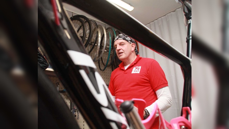 Do it yourself: Der erfahrene Handwerker Peter Zaun zeigt seinen Kunden, wie sie am Rad selbst ­schrauben.