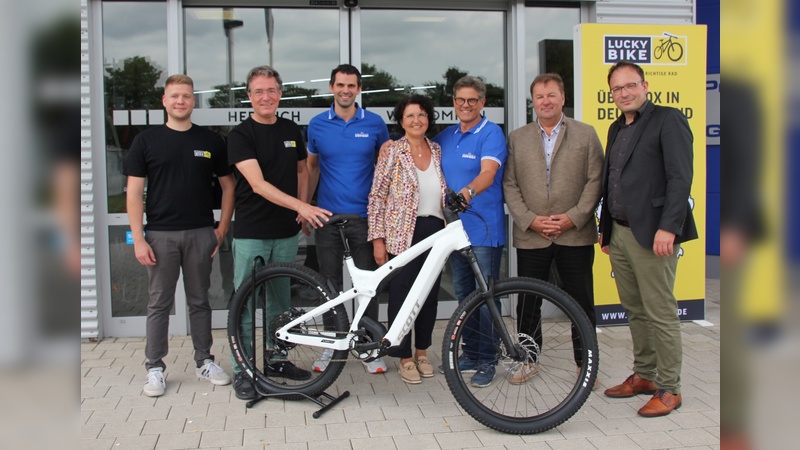 Gemeinsam in die Zukunft: Paul Dünkelmann, Lucky Bike Geschäftsführer Thomas Böttner, sowie Benjamin Rieder, Michaela und Klaus Hofbauer von Diermeier (v.r.n.l.). Rechts im Bild die beiden Bürgermeister von Cham: Walter Dendorfer und Martin Stoiber.