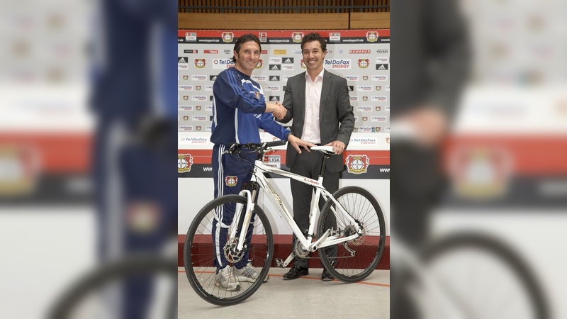 Bruno Labbadia (Trainer Bayer Leverkusen) und Stephan Geiger (Bereichsleiter Fahrrad bei Kettler)