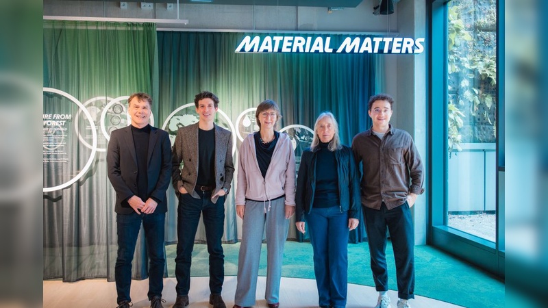 Foto: Schwalbe - v.l.: Stefan Hörmann (COO, Fair Rubber Association), Felix Jahn (Head of CSR, Schwalbe) Gudrun Schlöpker (Projectmanager, Fair Rubber Association), Wera Tschekorsky Orloff (Fair Rubber Association) and Jens Timmerbeil (CSR Manager, Schwalbe).