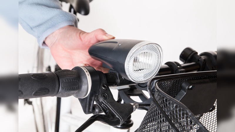 Der Schweizer Mobilitätsclub TCS hat auf Schweizer Straßen nachgezählt, wie es mit der Lichtausstattung und Lichtnutzung bei E-Bike, Fahrrad & Co aussieht.
