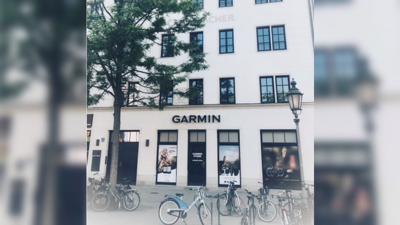 Auf der Fassade ist schon das Garmin-Branding zu sehen.