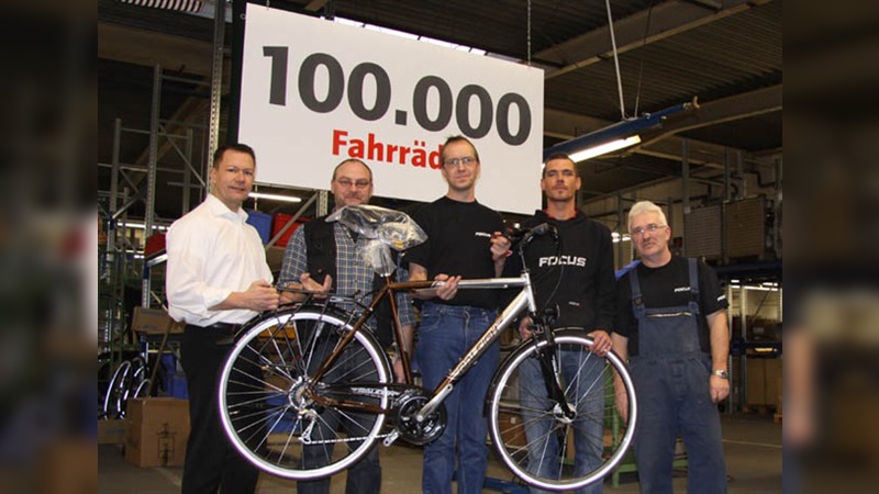 Das 100.000 Fahrrad ist in Quakenbrück vom Band gelaufen. Darüber freuten sich Gerd Kellner, Michael Engelmann, Heiner Goy, Markus Grützner und Wolfgang Schwarz (von links).