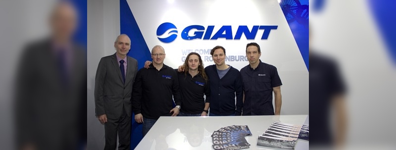 Neben ihm von links nach rechts die Store-Betreiber Giuseppe Tragni und Giulio Domante, Giant- Retail-Manager Marcel Hollenberg und Giant-Außendienst Oliver Schotte.