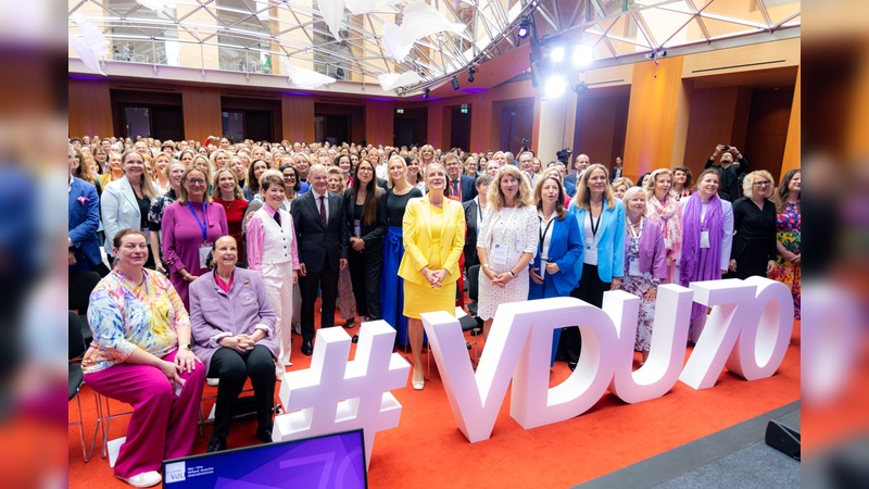 Gruppenfoto mit Bundeskanzler Olaf Scholz