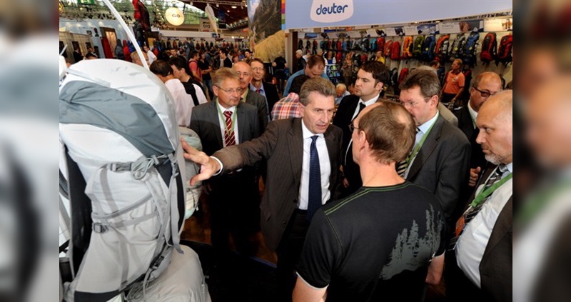 Hoher Besuch auf der OutDoor in Friedrichshafen: Der württembergische Mintisterpräsident Günther Oettinger informiert sich am Stand von Deuter.