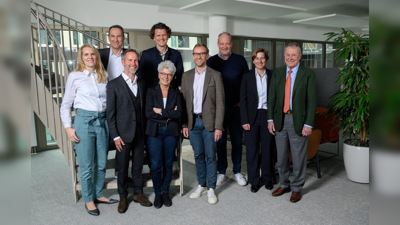 Die Aufsichtsratsmitglieder und der Vorstand der JobRad Holding SE kommen in Freiburg zusammen (v. l. n. r.): Ulrike Wehry, Reiner Heine, Andreas Henke, Holger Tumat, Dr. Barbara Mayer, Ulrich Prediger, Ralf Kindermann, Bettina Curtze, Ernst Spaett.