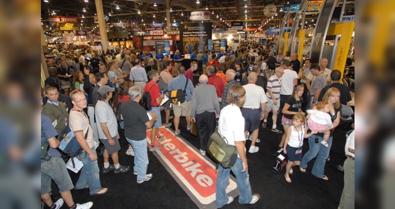 Mit ausgebuchten Messehallen ist die Interbike auch in diesem Jahr wieder sehr erfolgreich. Dennoch überlegt der Veranstalter den Termin der Messe ab 2011 zu verlegen.