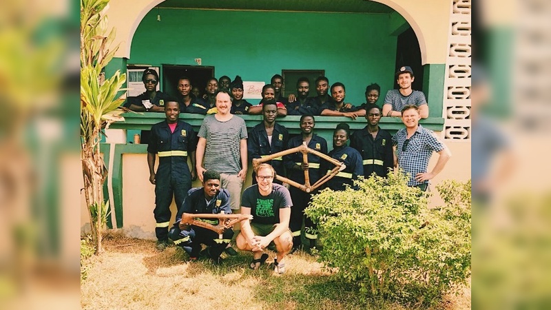Jonas Stolzke (im Bild unten Mitte) war in Ghana mit einem TV-Team unterwegs.