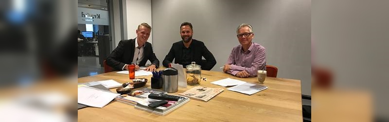 Niels Penning, Jeroen van Kester und Chris Koppert (von links) besiegeln ihre Zusammenarbeit.