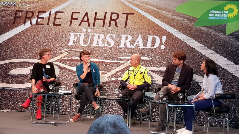 Radkongress der Grünen diskutiert die Verkehrswende in Berlin.