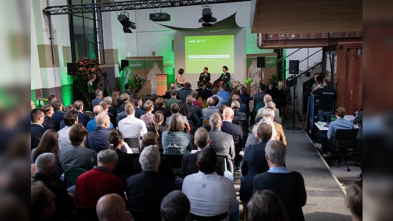 Insgesamt 150 Gäste versammelten sich in der Lokhalle in Freiburg.