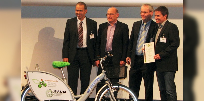 Dirk Zedler (rechts) kann sich gleich über zwei Auszeichnungen freuen.