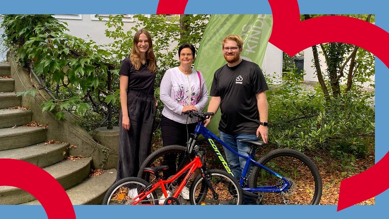 Die SOS-Kinderdorf e.V. Vertreterin Annett Geßler (Mitte) hat sich mit BusinessBike Sustainability Manager Jean-Marc Dupont (rechts) und BusinessBike PR & Communications Manager Dina Abel (links) zur Spendenübergabe in München getroffen.