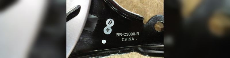 Typbezeichung und Produktionscode (hier z.B. NI) sind an der Innenseite der Bremse zu erkennen.