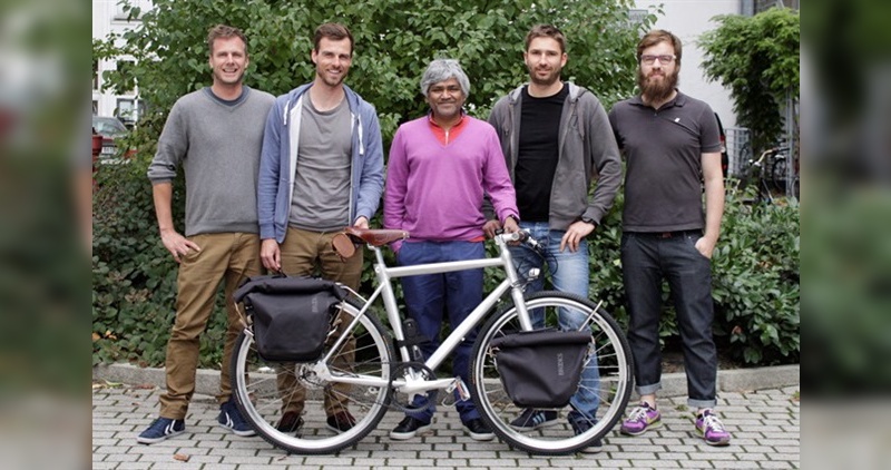 Dr. Unni Karunakara (Mitte) mit Stephan Zehren, Jörg Schindelhauer, Manuel Holstein und Sebastian Taege (v.l.)