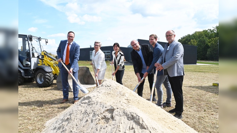 Spatenstich bei Liofit: (von links: Staatsministers Dirk Panter, Beigeordnete des Landrats Dr. Romy Reinisch, Landtagsabgeordnete Elaine Jentsch, Dr. Ralf Günther und Rico Günther, Oberbürgermeister der Stadt Kamenz Roland Dantz) Spatenstich bei Liofit: (von links: Staatsministers Dirk Panter, Beigeordnete des Landrats Dr. Romy Reinisch, Landtagsabgeordnete Elaine Jentsch, Dr. Ralf Günther und Rico Günther, Oberbürgermeister der Stadt Kamenz Roland Dantz)