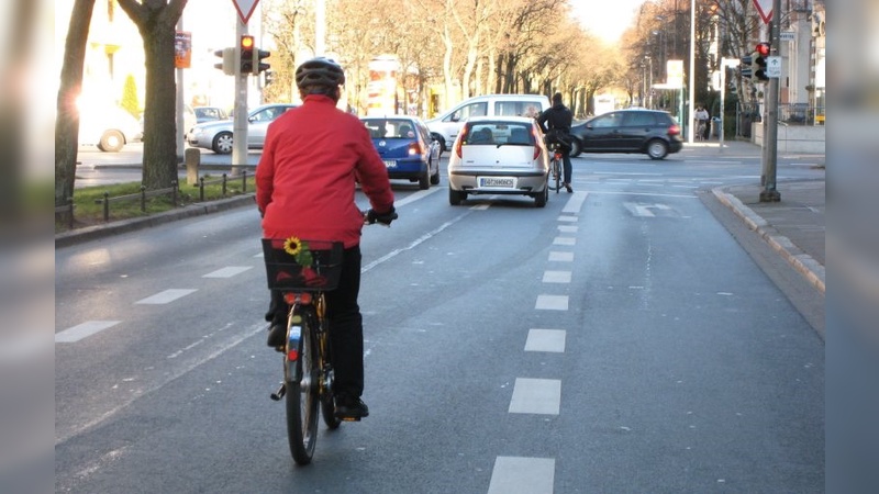 Die Sicherheit für Radfahrer im Straßenverkehr soll erhöht werden.