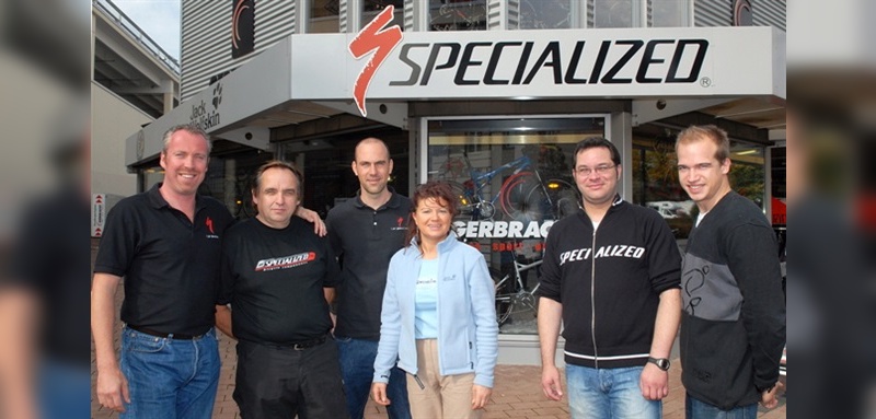 Von links nach rechts: Specialized-Europa-Chef Eugène Fierkens, Wilfried Gerbracht, Marketing-Leiter Richard Thomas, Rosi Gerbracht, Inside Sales Manager Carsten Schmidke, Mario Gerbracht