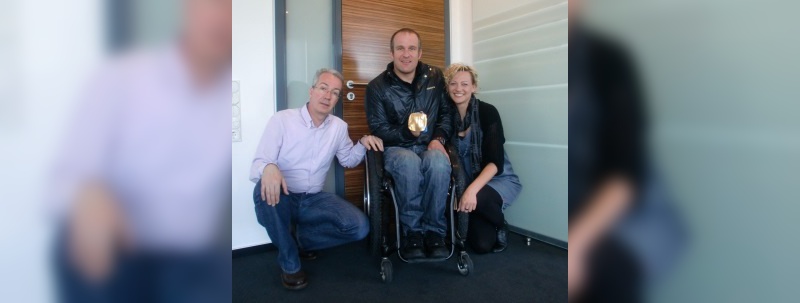 Frank Bohle (Geschäftsführer Schwalbe), Martin Braxenthaler und Manuela Zahn (Vertrieb & Marketing Rollstuhlreifen) am Schwalbe-Firmensitz in Reichshof-Wehnrath