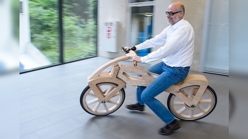 Entwickler Holger Hermanns mit der „Draisine 200.0“